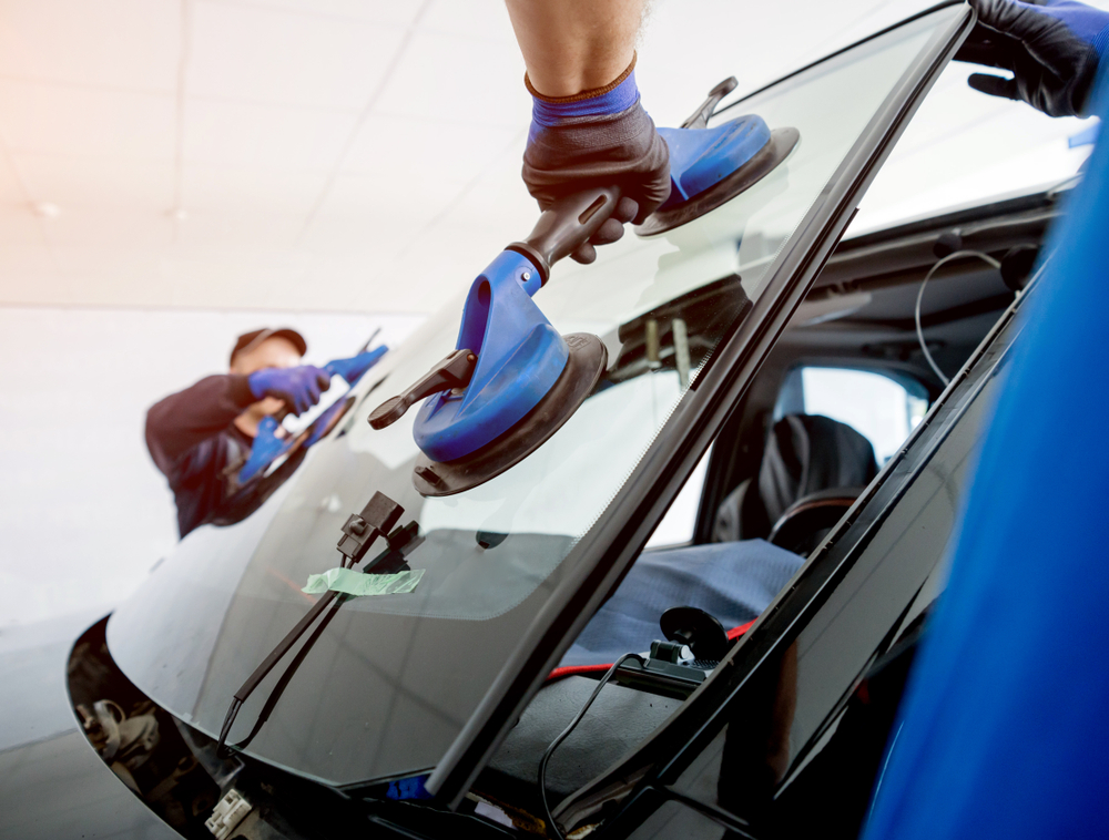 Automobile,Special,Workers,Replacing,Windscreen,Or,Windshield,Of,A,Car